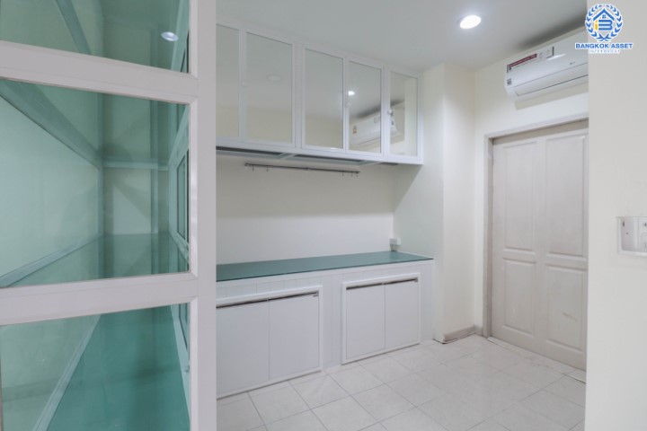 *****ทาวน์เฮ้าส์มือสอง ม.บ้านกลางเมืองสวิสทาวน์ เกษตร-นวมินทร์ แบรนด์ AP เนื้อที่ 29.5 ตร.ว. มาพร้อมฟังก์ชัน 3 ห้องนอน 3 ห้องน้ำ 2 ที่จอดรถ แถมฟรี !!! เครื่องปรับอากาศ 5 เครื่อง และเครื่องทำน้ำอุ่น 2 เครื่อง สภาพแวดล้อมเยี่ยม ทำเลดีเชื่อมต่อ ถ.พหลโยธิน, ถ.เกษตร-นวมินทร์ ใกล้ ม.เกษตร และรถไฟฟ้าสายสีเขียว "สถานีมหาวิทยาลัยเกษตรศาสตร์"